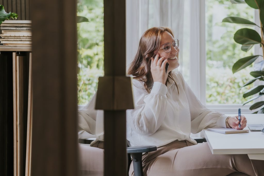 Melanie aan het bellen met Noorwegen