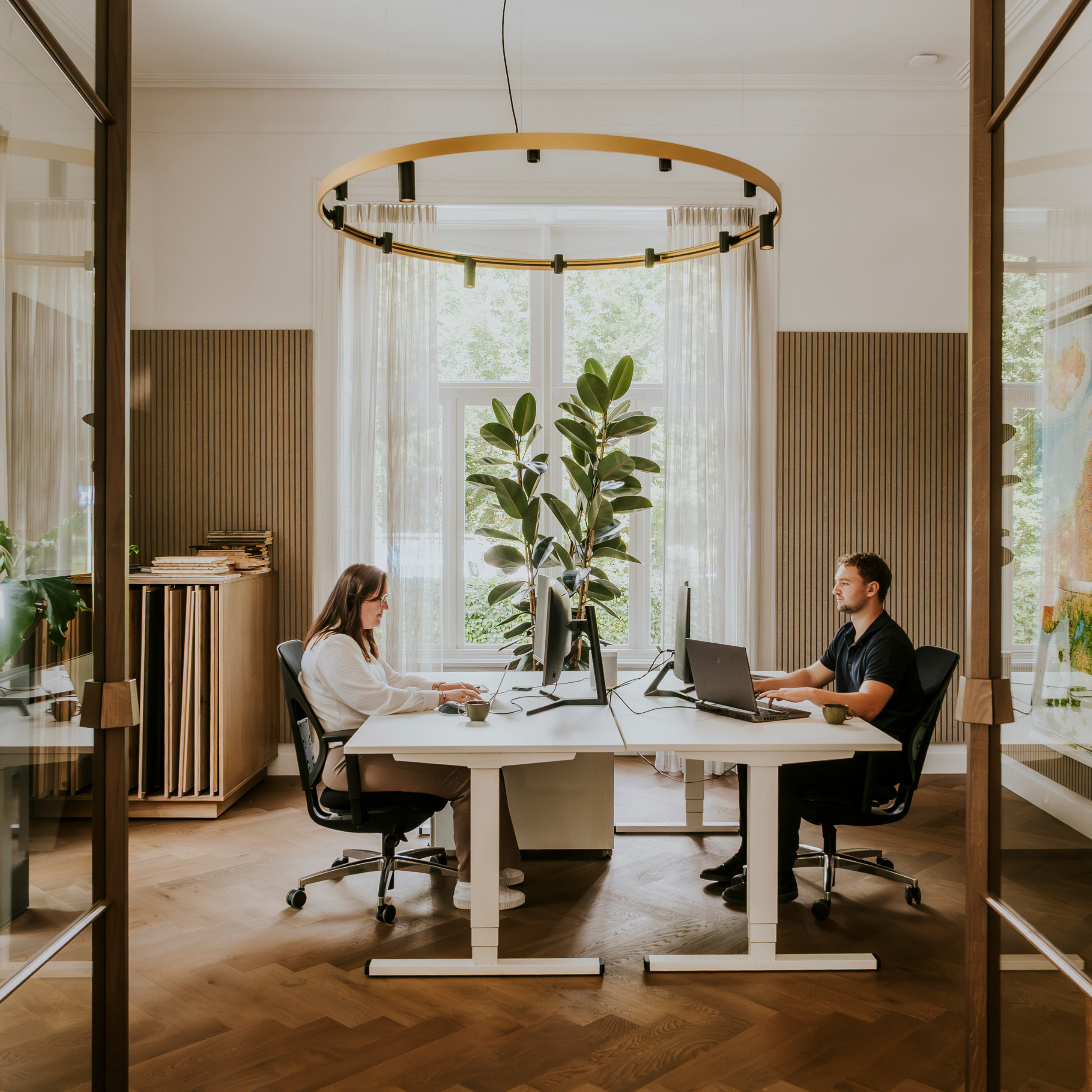 Melanie en Wessel aan het werk kantoor Apeldoorn