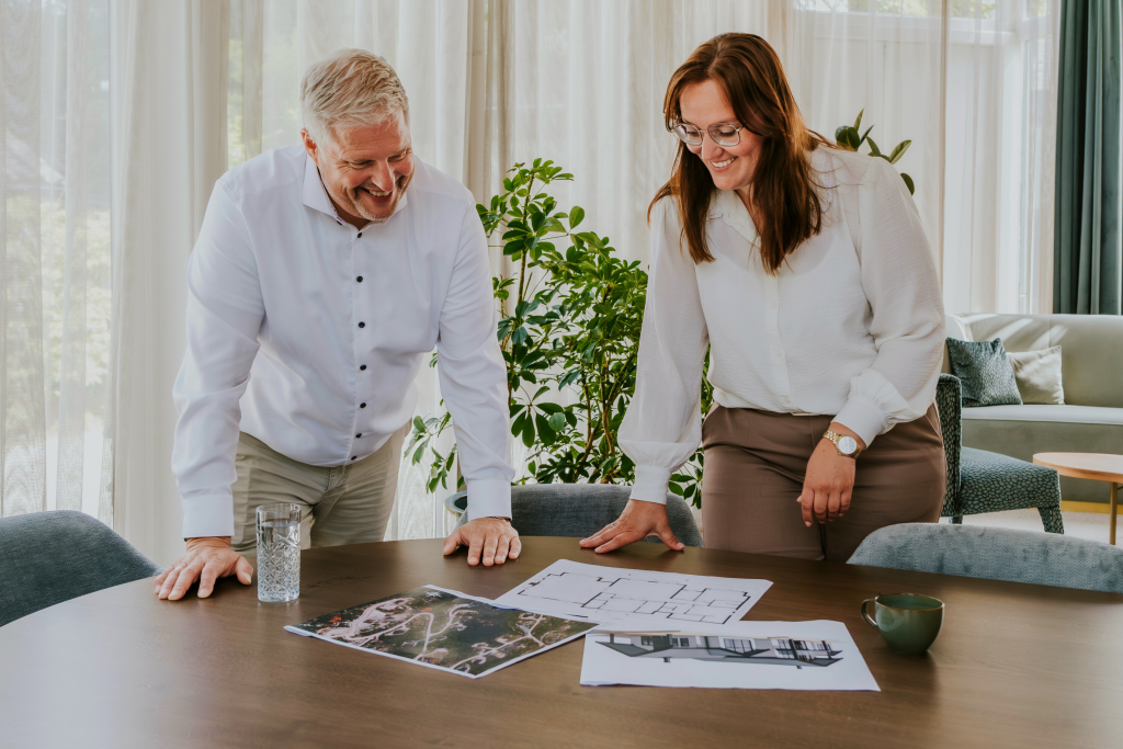 Melanie en Mark vergaderen plannen